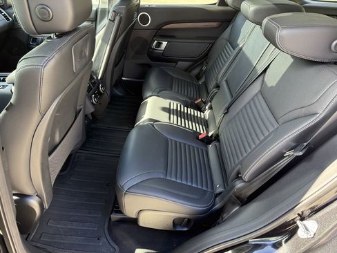 Used 2024 Land Rover Discovery S image 11