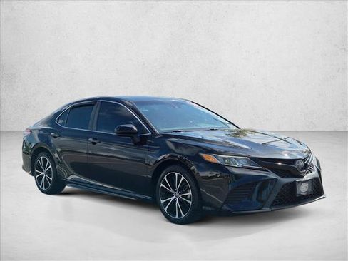 Used 2020 Toyota Camry SE FWD image 3