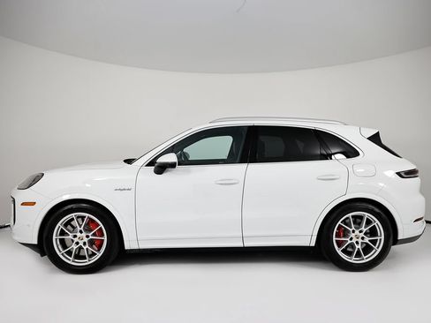 Certified 2025 Porsche Cayenne S AWD/4WD image 2