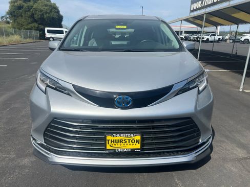 Used 2023 Toyota Sienna Limited image 4