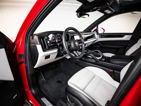 Certified 2026 Porsche Cayenne AWD/4WD image 4