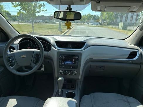 Used 2015 Chevrolet Traverse LS FWD image 3