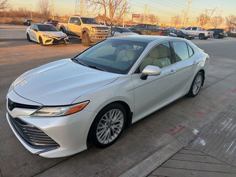 Used 2018 Toyota Camry XLE image 3