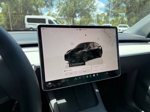 Used 2022 Tesla Model Y Long Range AWD/4WD image 24