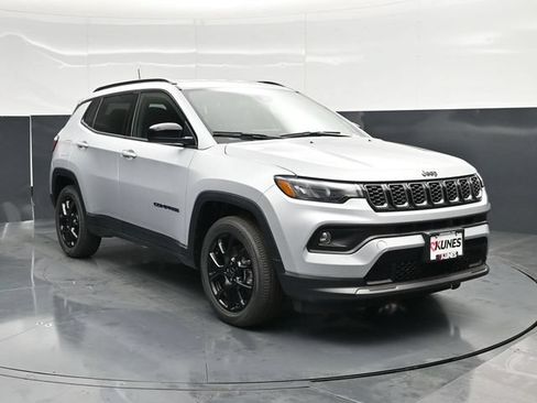 Used 2026 Jeep Compass Latitude AWD/4WD image 6