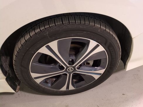 Used 2022 Nissan Leaf SV image 2