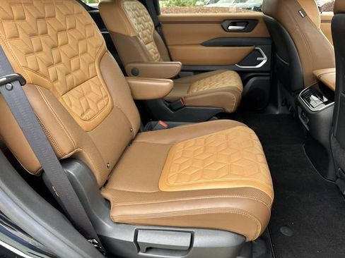 Used 2025 Nissan Armada Platinum Reserve w/ Convenience Package RWD image 12