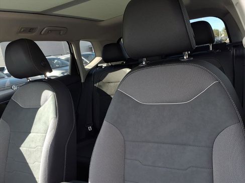 New 2026 Volkswagen Taos SE image 12