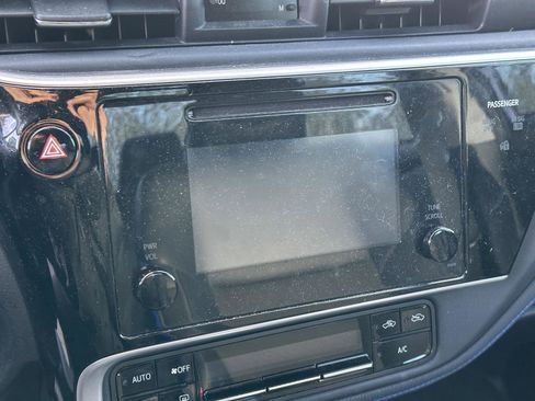 Used 2017 Toyota Corolla LE image 12