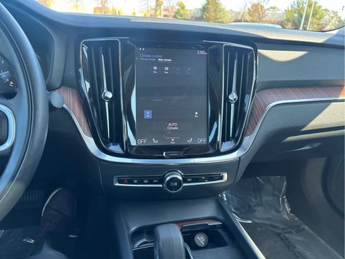 Used 2022 Volvo S60 B5 Momentum FWD image 10