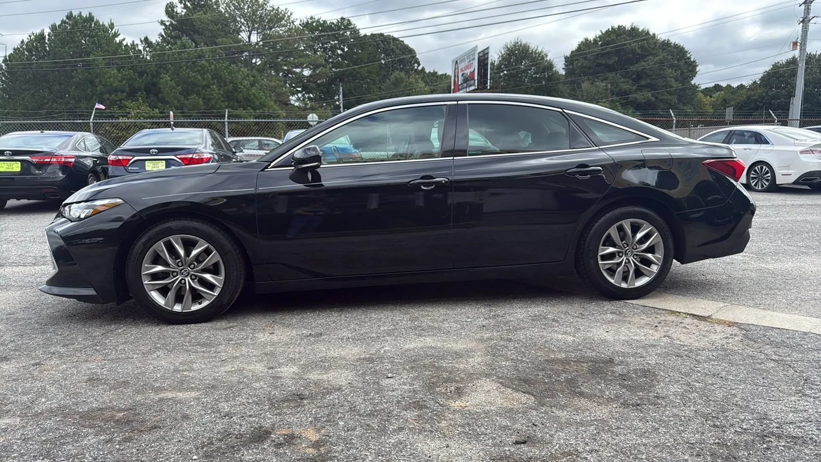 Used 2019 Toyota Avalon XLE w/ Moonroof Package FWD image 5