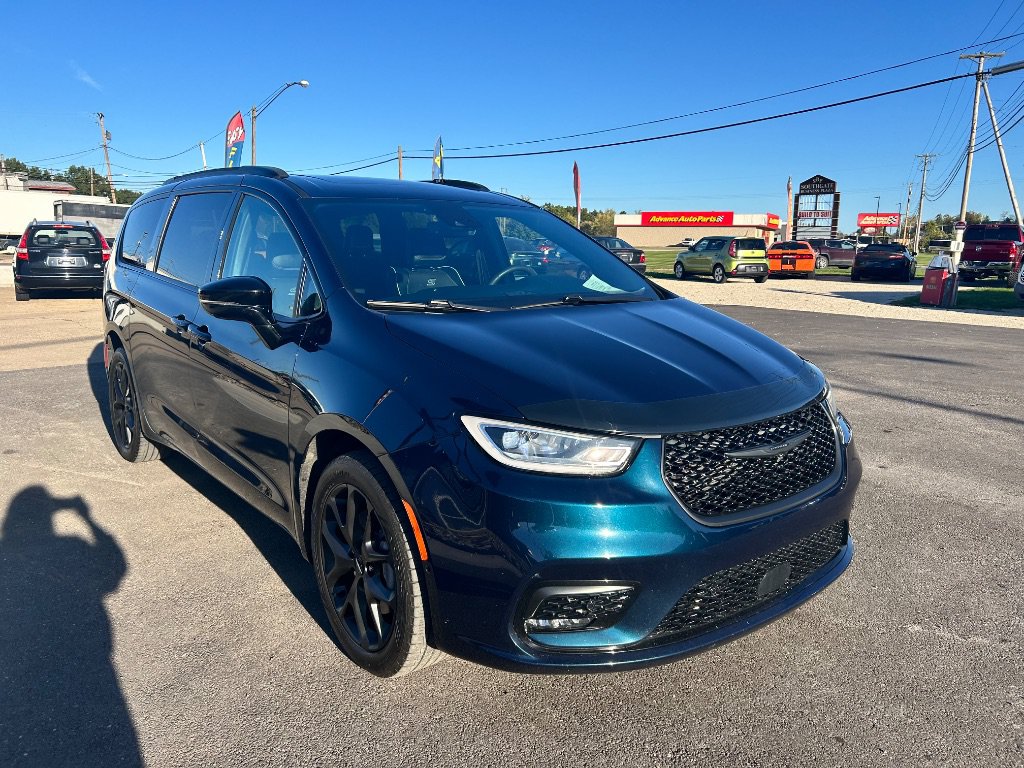 Used 2023 Chrysler Pacifica Limited w/ S Appearance Package AWD/4WD image 3