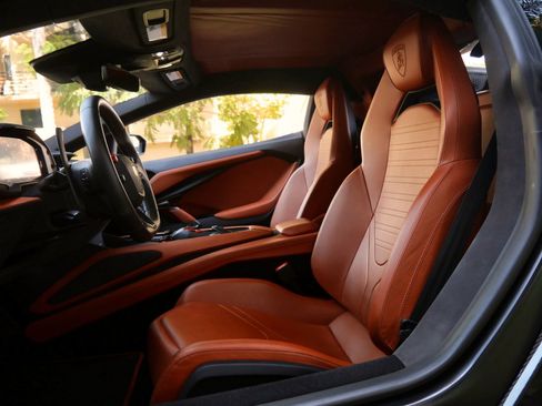 Used 2025 Lamborghini Revuelto AWD/4WD image 6