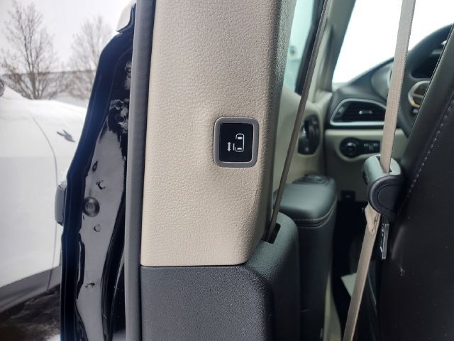 Used 2024 Chrysler Pacifica Touring-L FWD image 27