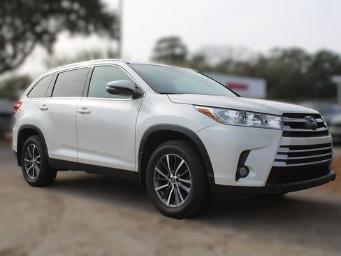 Used 2019 Toyota Highlander AWD V6 image 3