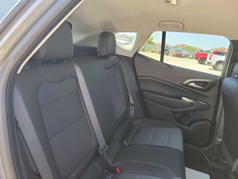 Used 2025 Chevrolet Trax LT w/ LT Convenience Package FWD image 17
