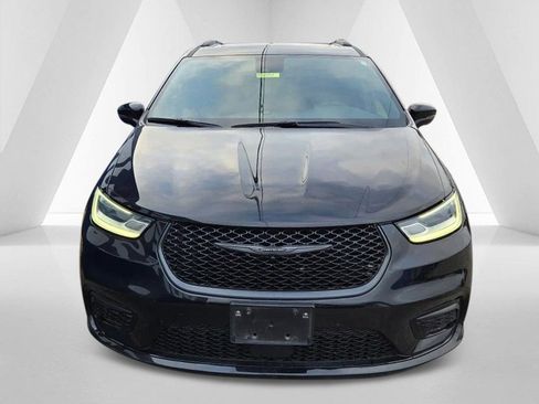 Used 2025 Chrysler Pacifica Limited image 2