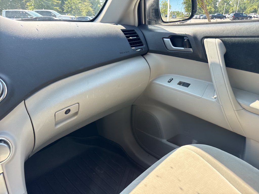 Used 2012 Toyota Highlander 4WD w/ Tech Pkg image 16