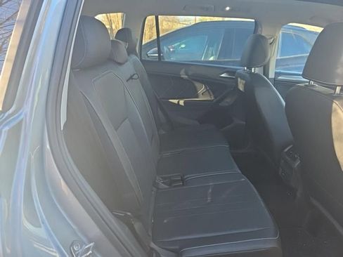 Used 2023 Volkswagen Tiguan SE w/ Panoramic Sunroof Package image 9