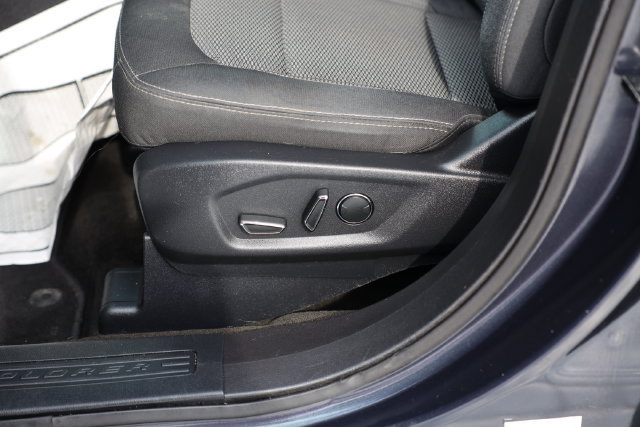 Used 2017 Ford Explorer XLT w/ Equipment Group 201A FWD image 16