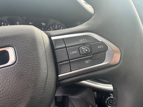 Used 2025 Jeep Compass Latitude image 17