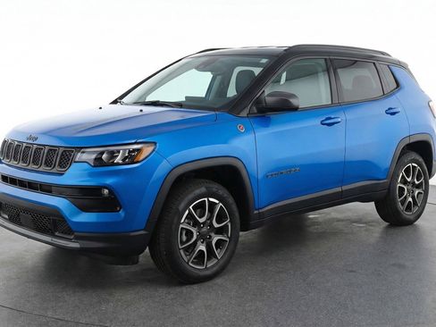 Used 2025 Jeep Compass Trailhawk image 3