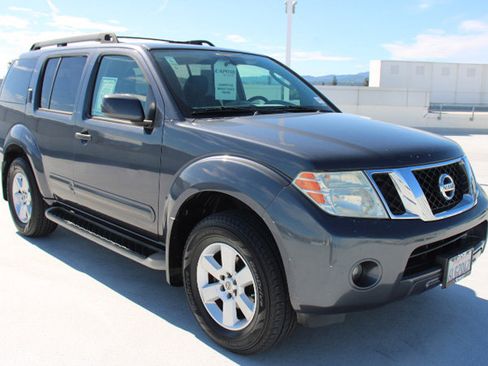 Used 2010 Nissan Pathfinder SE AWD/4WD image 2