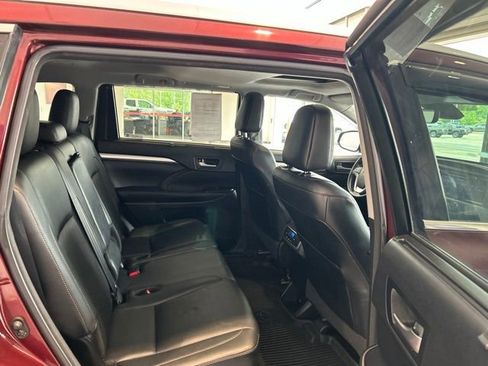 Used 2017 Toyota Highlander XLE AWD/4WD image 18