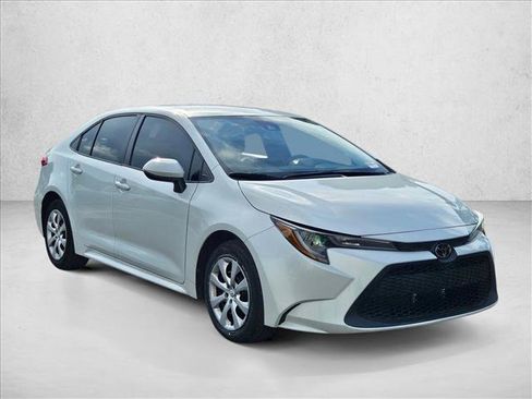 Used 2022 Toyota Corolla LE FWD image 2