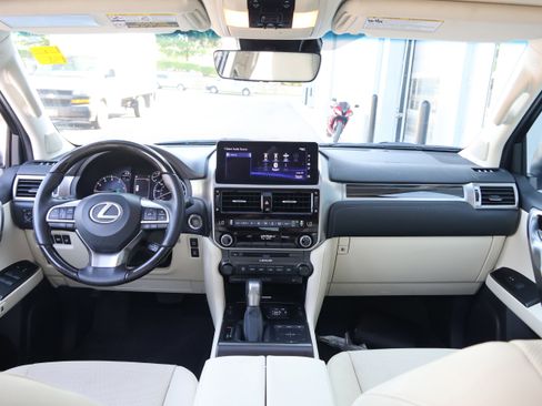 Used 2023 Lexus GX 460 Premium w/ Accessory Package AWD/4WD image 17