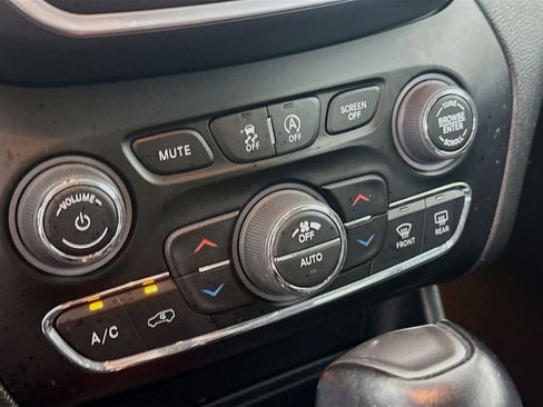 Used 2023 Jeep Cherokee Altitude Lux image 24