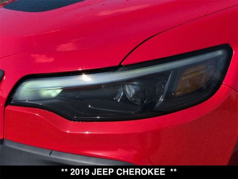 Used 2019 Jeep Cherokee Trailhawk w/ Cold Weather Group image 18