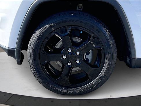 Used 2019 Jeep Grand Cherokee Laredo image 33