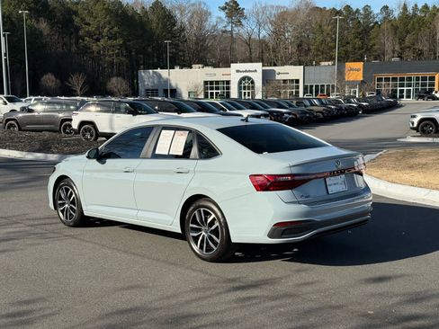 Used 2025 Volkswagen Jetta SE image 3