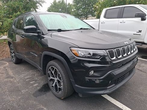 Used 2024 Jeep Compass Latitude AWD/4WD image 3