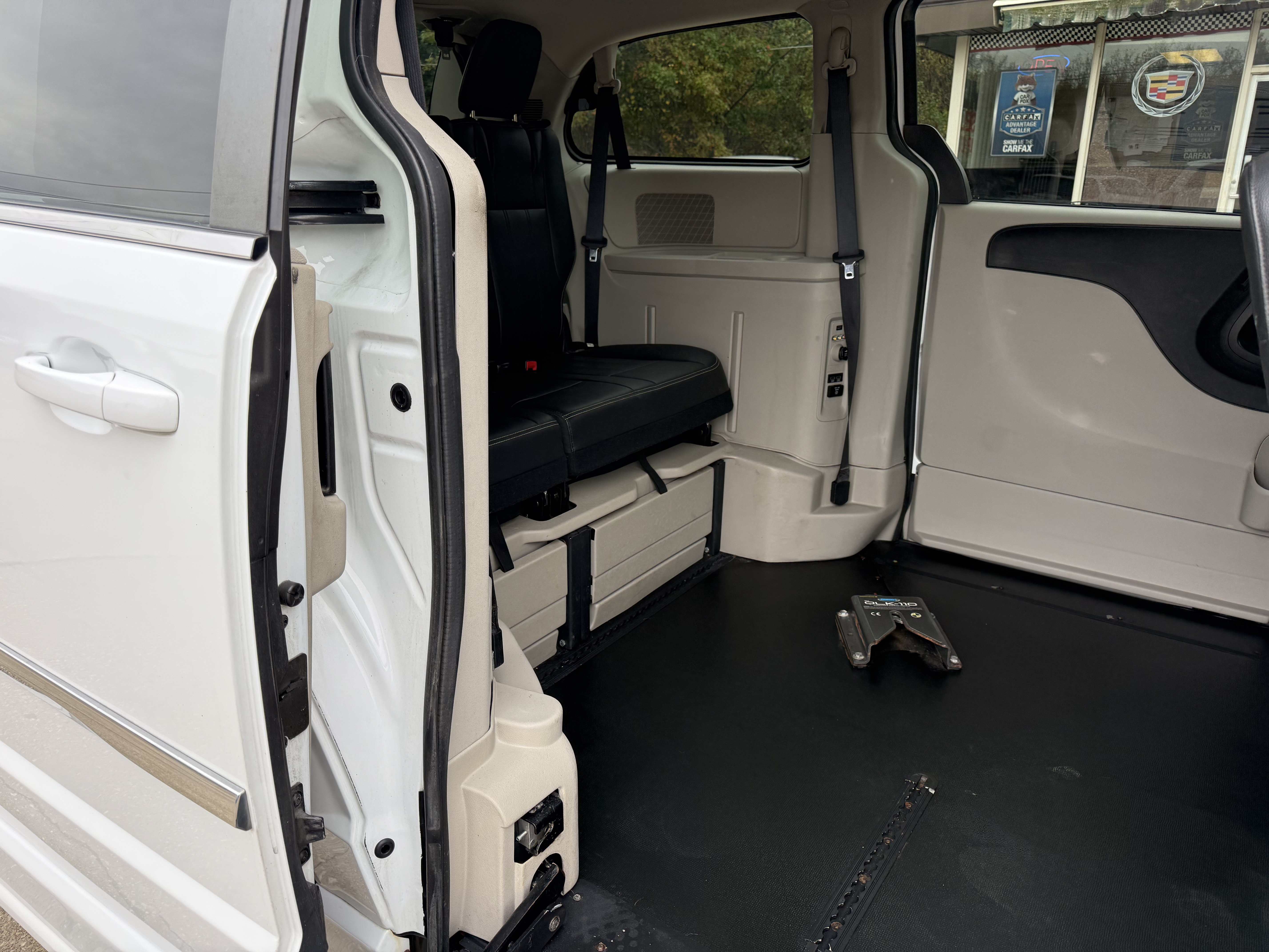 Used 2016 Chrysler Town & Country Touring FWD image 31
