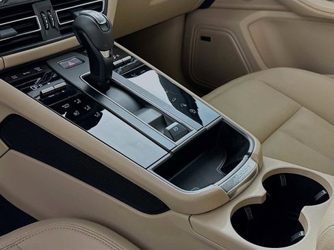 Certified 2025 Porsche Macan image 20