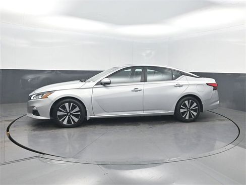 Used 2022 Nissan Altima 2.5 SV w/ SV Premium Package image 2