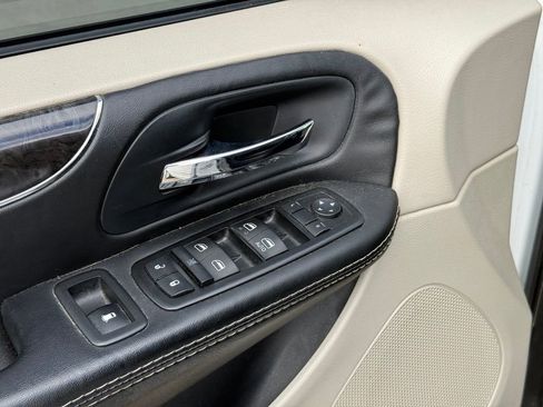 Used 2015 Chrysler Town & Country Touring image 11