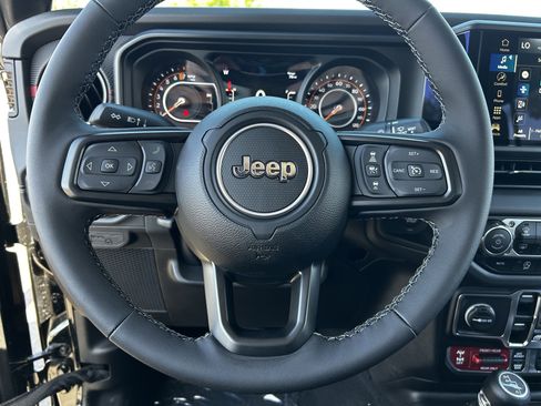 New 2025 Jeep Gladiator Rubicon w/ Convenience Group image 18