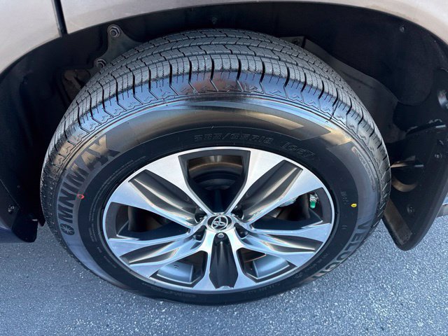 Used 2020 Toyota Highlander XLE AWD/4WD image 11