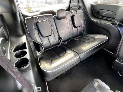 Used 2025 Chrysler Pacifica Limited image 29