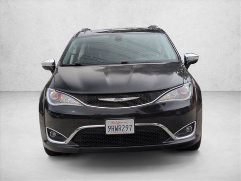 Used 2018 Chrysler Pacifica Limited image 2
