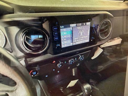 Used 2017 Toyota Tacoma TRD Off-Road w/ Tow Package RWD image 10