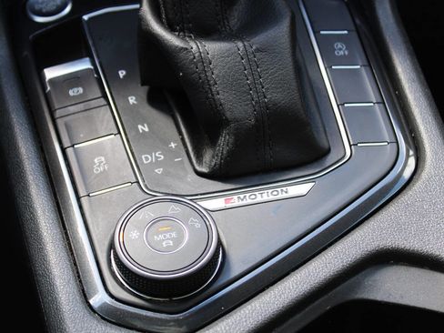 Used 2018 Volkswagen Tiguan SE AWD/4WD image 23