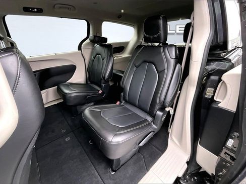 Used 2023 Chrysler Pacifica Touring-L image 25