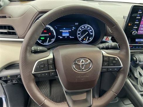 Certified 2024 Toyota Sienna Platinum image 23