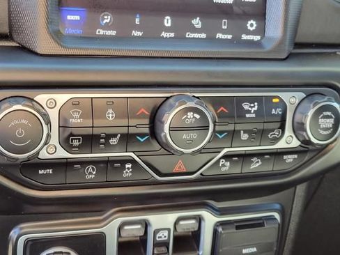 Used 2020 Jeep Wrangler Unlimited Sahara w/ Dual Top Group AWD/4WD image 27