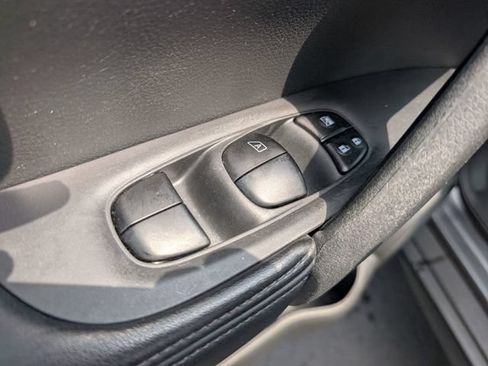 Used 2018 Nissan Rogue S AWD/4WD image 15