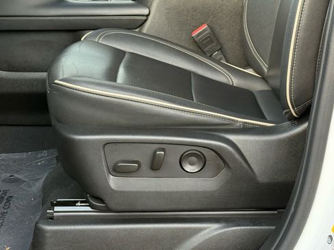 Used 2024 GMC Yukon SLT image 13